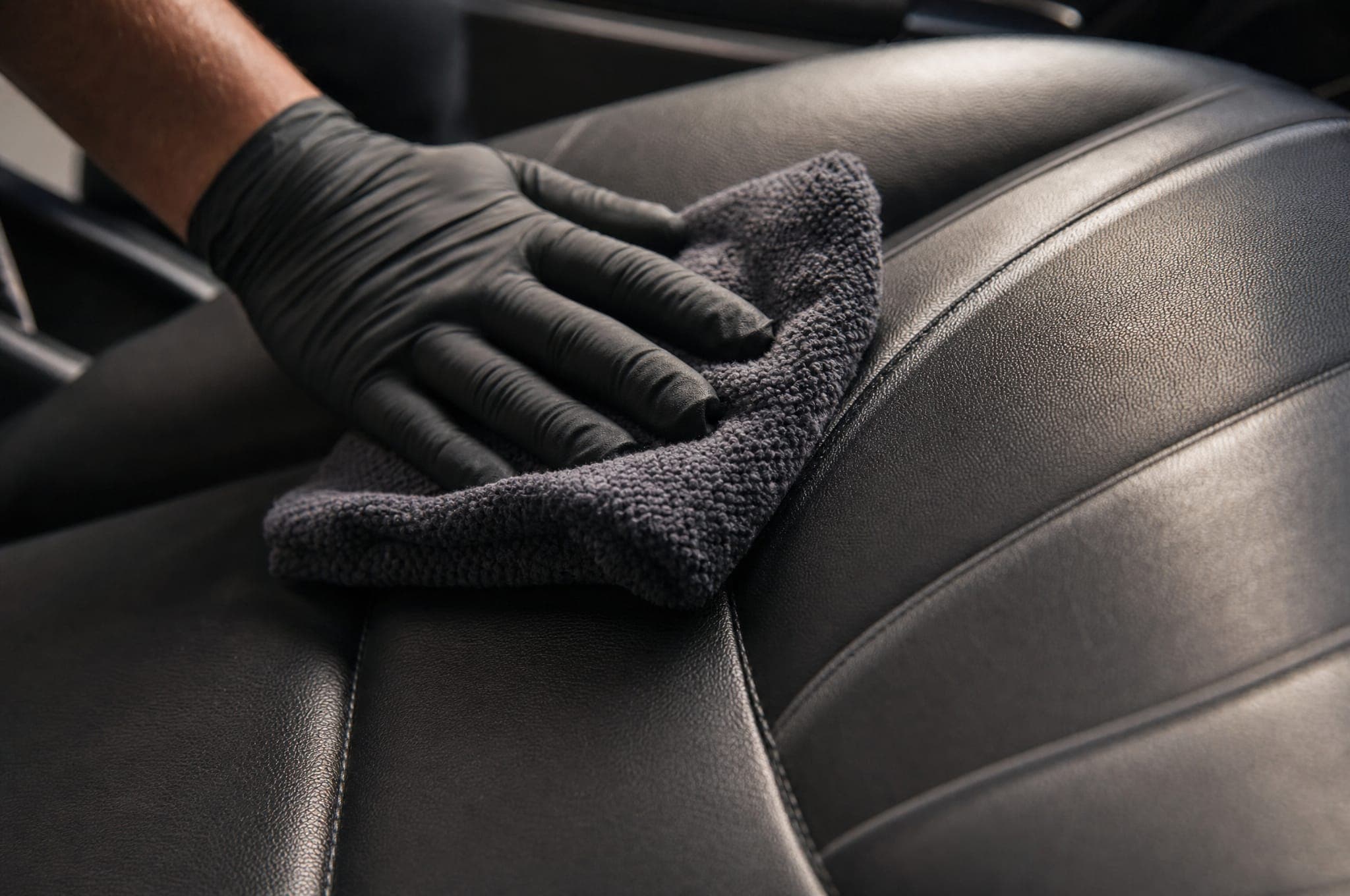 Détail d'un nettoyage de cuir à la main
